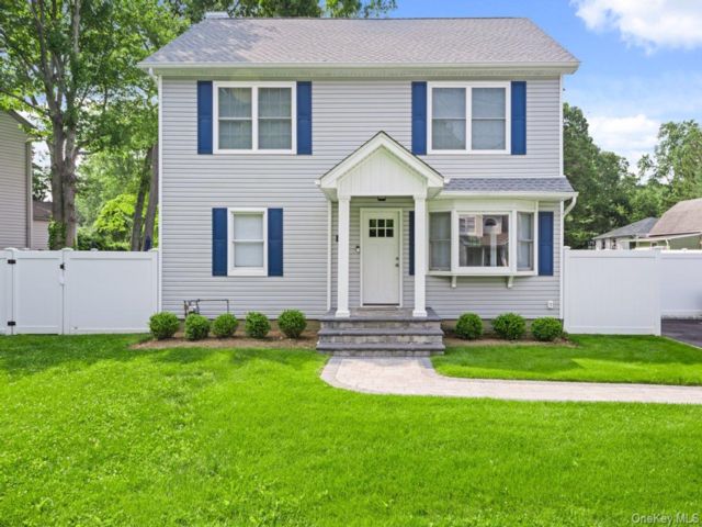  4 BR,  2.00 BTH &nbsp;Colonial style home in Northport