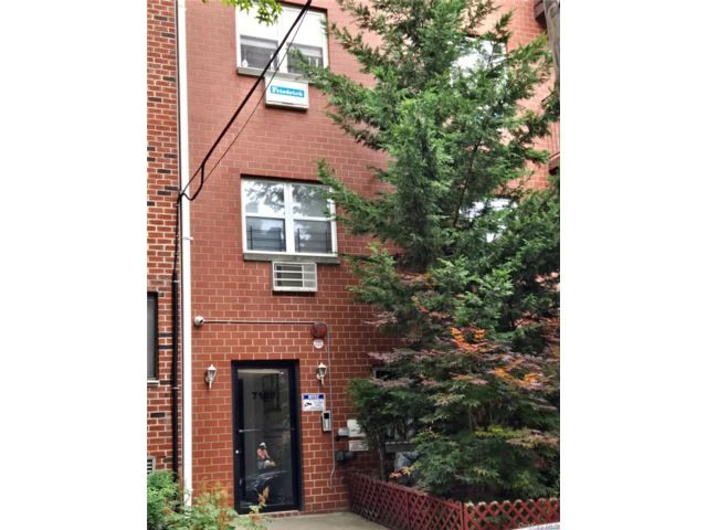  2 BR,  3.00 BTH &nbsp;Mid rise style home in Fresh Meadows