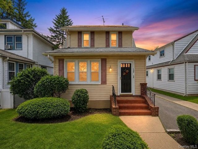  2 BR,  2.00 BTH &nbsp;House style home in New Hyde Park