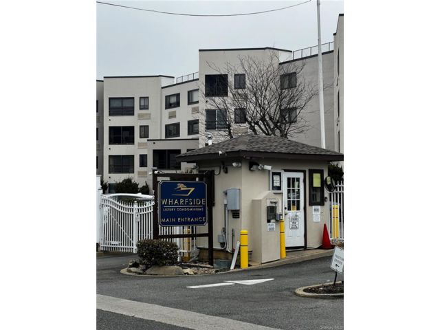  2 BR,  2.00 BTH &nbsp;Mid rise style home in Freeport