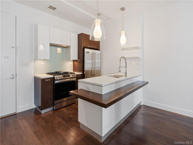 1 BR,  1.00 BTH &nbsp;Includes legal  style home in Long Island City