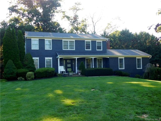  4 BR,  4.00 BTH &nbsp;Colonial style home in Northport