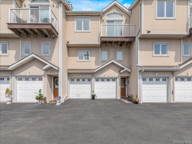  3 BR,  3.00 BTH &nbsp;Condo style home in Long Beach