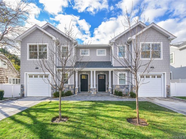  4 BR,  5.00 BTH &nbsp;Colonial style home in Port Washington