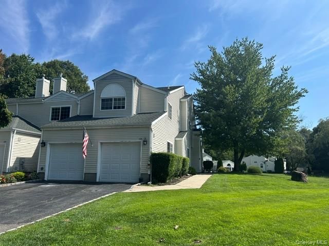  3 BR,  3.00 BTH &nbsp;Condo style home in Manorville