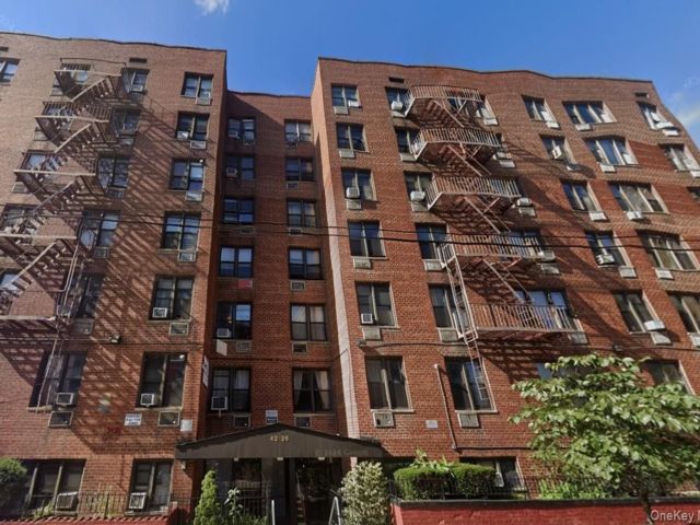 2 BR,  1.00 BTH &nbsp;Mid rise style home in Elmhurst
