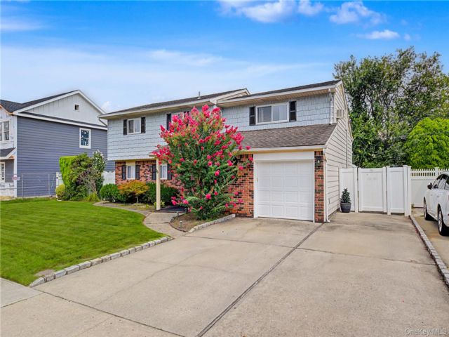  5 BR,  3.00 BTH &nbsp;Other style home in Bethpage