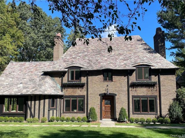  4 BR,  4.00 BTH &nbsp;Estate style home in Locust Valley