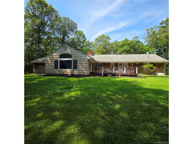  3 BR,  3.00 BTH &nbsp;Ranch style home in Port Jefferson Village
