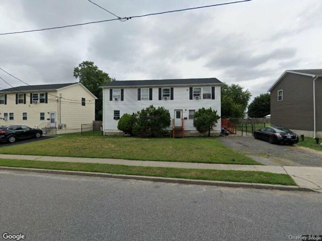  4 BR,  1.00 BTH &nbsp;Hi ranch style home in Amityville