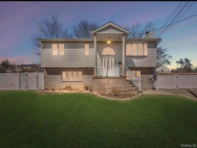  5 BR,  2.00 BTH &nbsp;Hi ranch style home in Lindenhurst