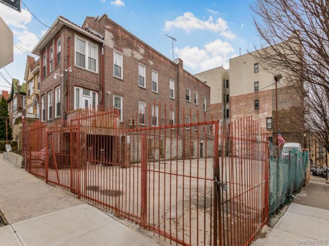 9 BR,  2.00 BTH &nbsp;House style home in Morris Heights