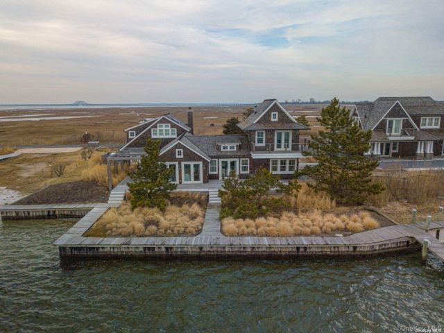  4 BR,  4.00 BTH &nbsp;Contemporary style home in Babylon