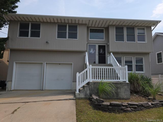  6 BR,  3.00 BTH &nbsp;Hi ranch style home in Seaford