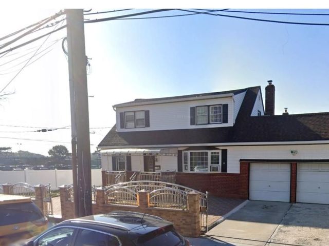  4 BR,  2.00 BTH &nbsp;House style home in South Ozone Park