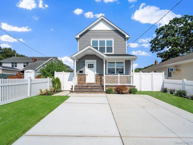  4 BR,  3.00 BTH &nbsp;Colonial style home in Massapequa