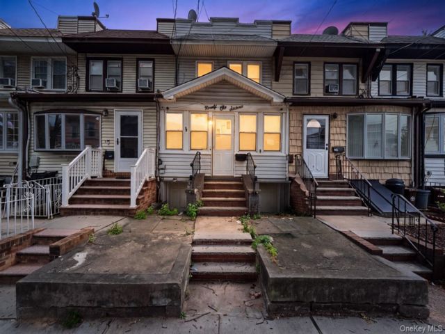  3 BR,  2.00 BTH &nbsp;Colonial style home in Woodhaven