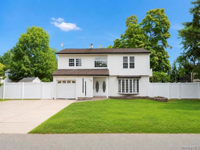  4 BR,  4.00 BTH &nbsp;Colonial style home in West Babylon