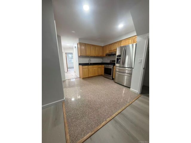  3 BR,  2.00 BTH &nbsp;Other style home in Flushing