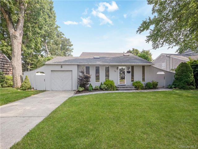  4 BR,  2.00 BTH &nbsp;Split ranch style home in Farmingdale