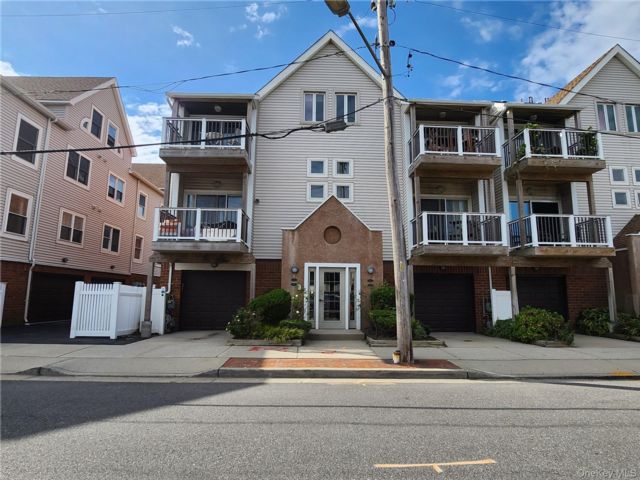  3 BR,  2.00 BTH &nbsp;Condo style home in Long Beach