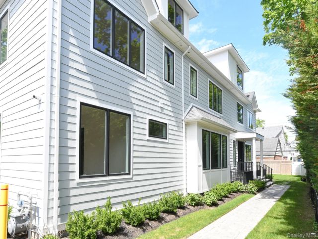  8 BR,  7.00 BTH &nbsp;Colonial style home in Lawrence