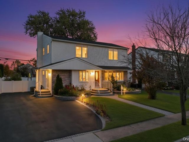  4 BR,  3.00 BTH &nbsp;Colonial style home in Hicksville