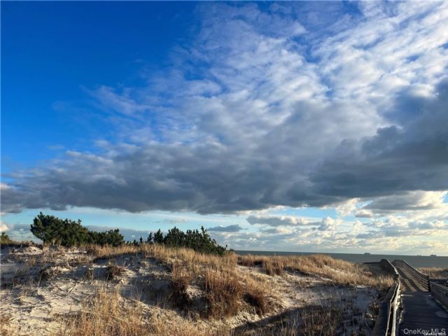  3 BR,  3.00 BTH &nbsp;Colonial style home in Lido Beach