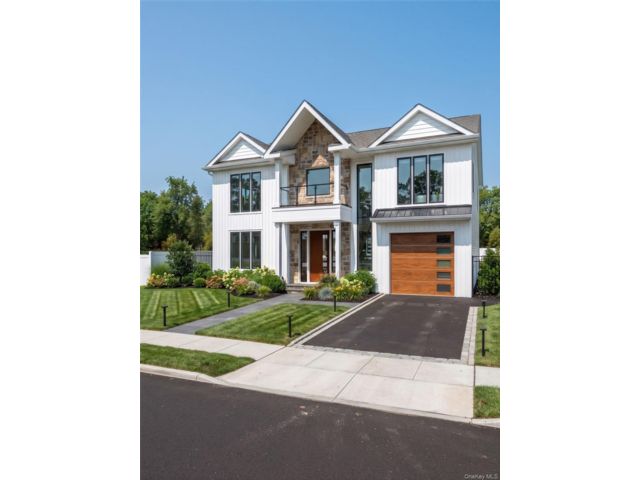  5 BR,  5.00 BTH &nbsp;Colonial style home in Levittown