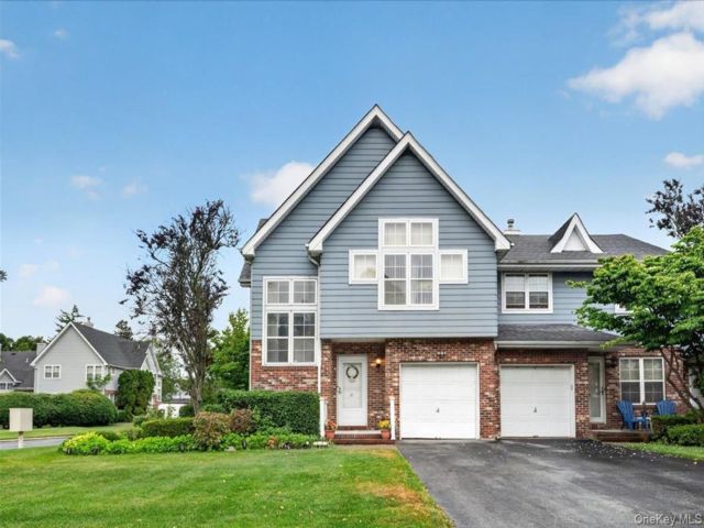  3 BR,  3.00 BTH &nbsp;Condo style home in Central Islip