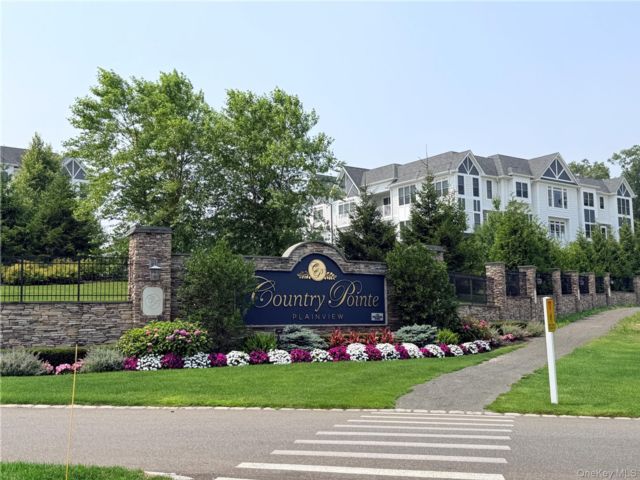  2 BR,  2.00 BTH &nbsp;Modern style home in Plainview