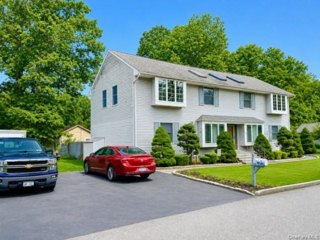  4 BR,  4.00 BTH &nbsp;Colonial style home in Coram