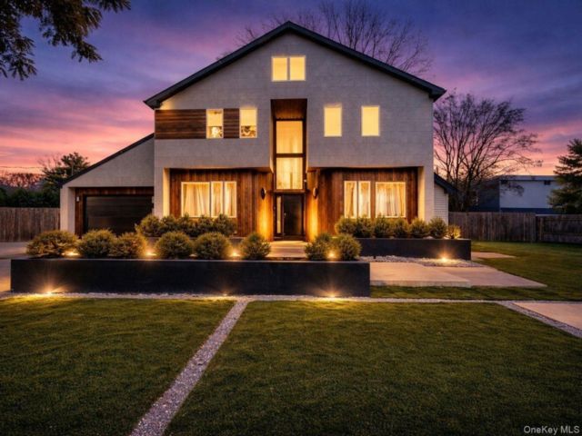  5 BR,  4.00 BTH &nbsp;Colonial style home in Glenwood Landing