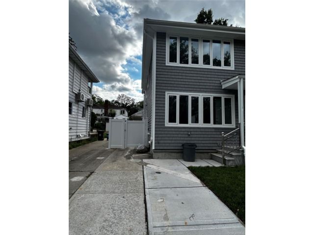  3 BR,  3.00 BTH &nbsp;Other style home in Oakland Gardens