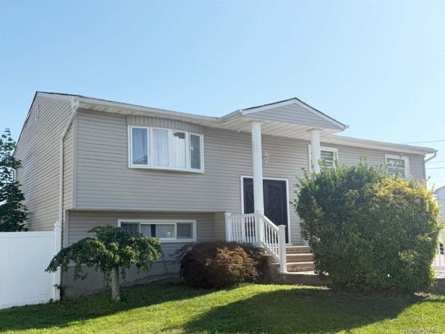  3 BR,  1.00 BTH &nbsp;Hi ranch style home in Massapequa