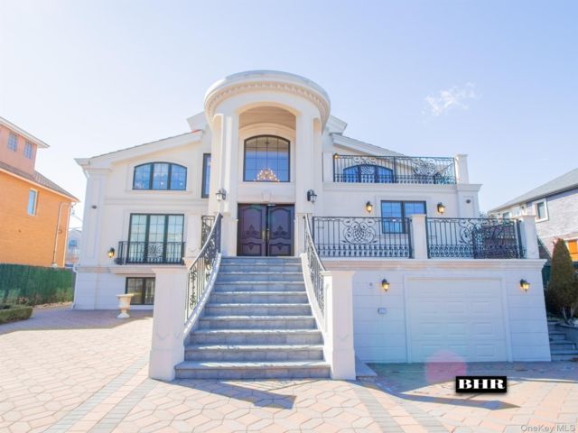  5 BR,  5.00 BTH &nbsp;Colonial style home in Brighton Beach