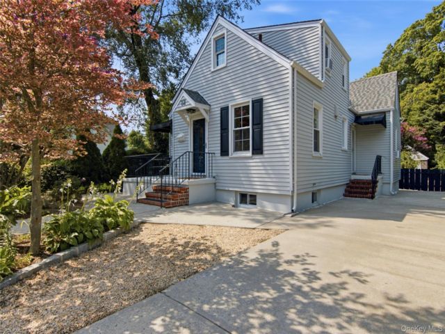 3 BR,  3.00 BTH &nbsp;Exp cape style home in Sea Cliff
