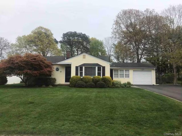  2 BR,  2.00 BTH &nbsp;Ranch style home in Hampton Bays