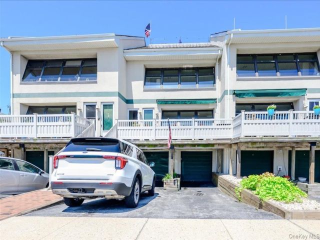  3 BR,  2.00 BTH &nbsp;Condo style home in Long Beach