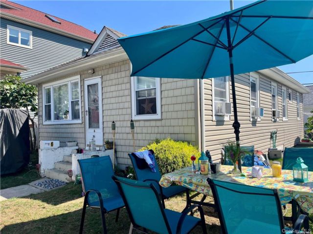  3 BR,  1.00 BTH &nbsp;Ranch style home in Long Beach
