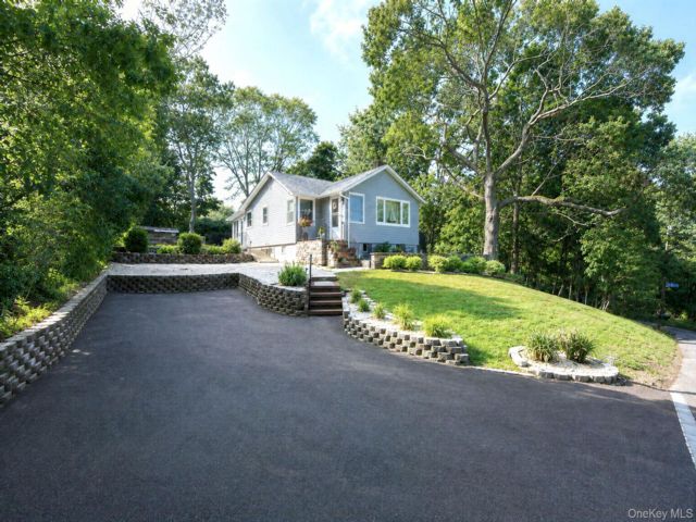  3 BR,  2.00 BTH &nbsp;Raised ranch style home in Riverhead