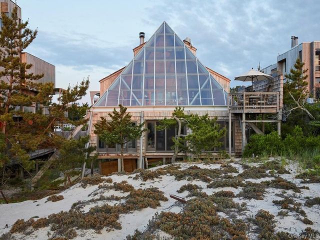  3 BR,  3.00 BTH &nbsp;Mid-century mod style home in Fire Island Pines