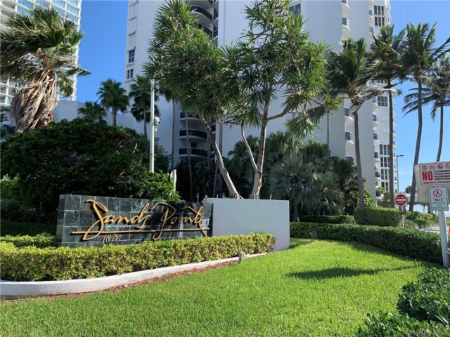  2 BR,  2.00 BTH &nbsp;Contemporary style home in Golden Beach