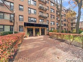  1 BR,  1.00 BTH &nbsp;Mid rise style home in Mineola