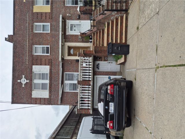  5 BR,  3.00 BTH &nbsp;Colonial style home in Astoria