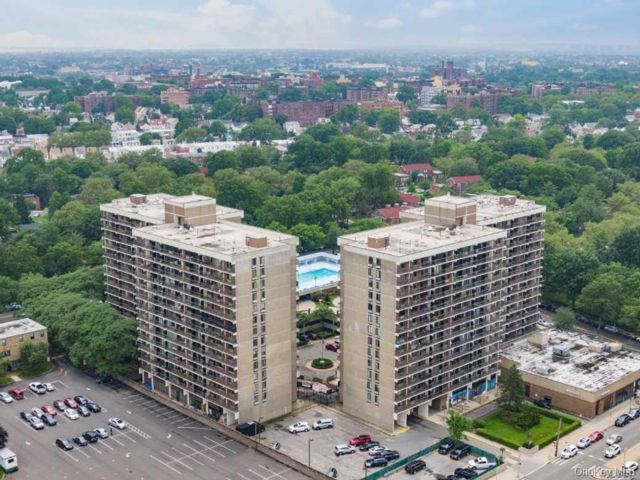  1 BR,  1.00 BTH &nbsp;High rise style home in Flushing