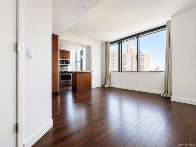  1 BR,  1.00 BTH &nbsp;Mid rise style home in Forest Hills