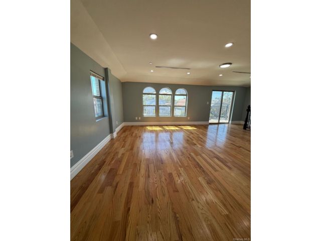  3 BR,  2.00 BTH &nbsp;Full floor apar style home in Jamaica