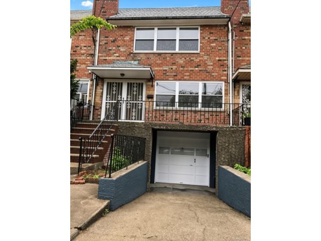  4 BR,  3.00 BTH &nbsp;House style home in Ozone Park