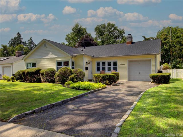  3 BR,  2.00 BTH &nbsp;Ranch style home in Garden City